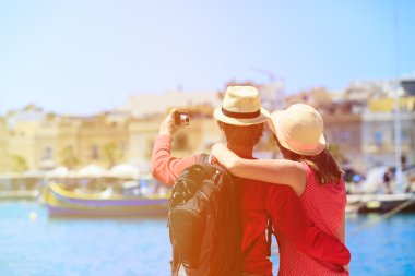turist çift yapma selfie fotoğraf Malta, Europe