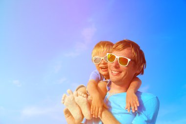 Baba ve küçük oğlu yaz göğün üzerinde oynama