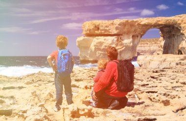 Baba ve Gozo Adası Azure pencere bakarak çocuklar