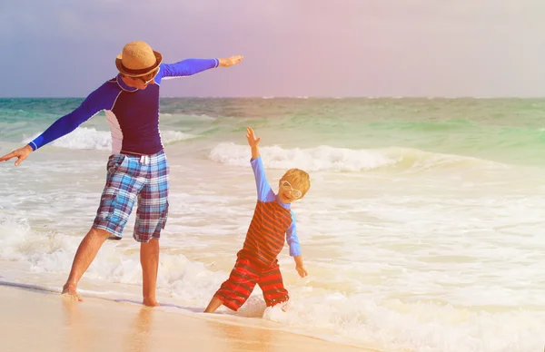 Baba ve oğul yaz deniz kumsalda eğleniyor — Stok fotoğraf