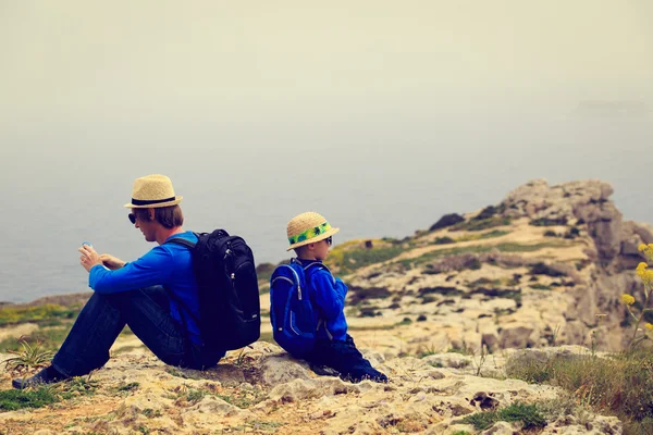 Отец и сын путешествуют в горах — стоковое фото