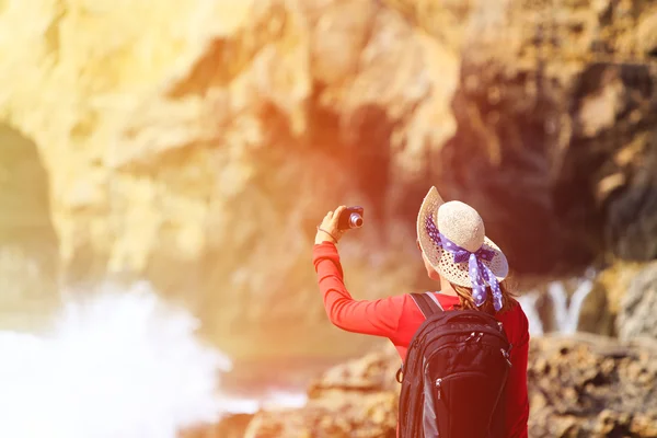 Touriste faisant selfie photo de falaises pittoresques — Photo
