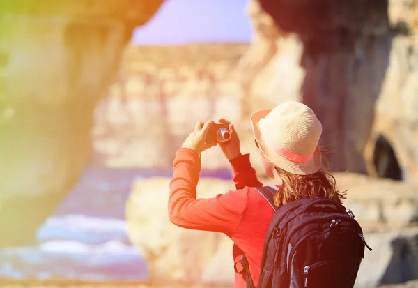 Turista fazendo selfie na janela Azure na ilha de Gozo, Malta — Fotografia de Stock