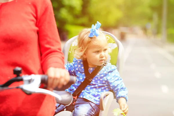 Kleines Mädchen auf Fahrradsitz radelt mit Mutter — Stockfoto