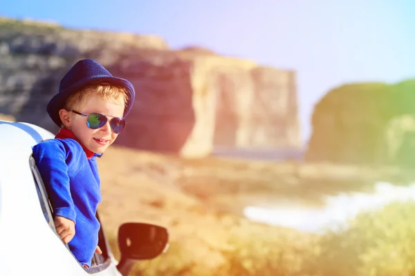 Felice bambino viaggiare in auto in vacanza estiva — Foto Stock