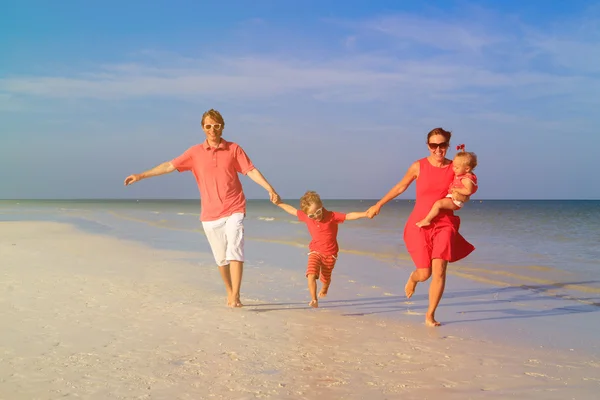 Rodzina z dwójką dzieci, zabawy na plaży — Zdjęcie stockowe