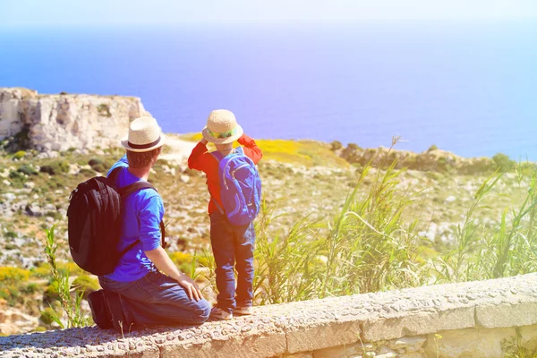 Père et petit fils voyagent dans les montagnes — Photo