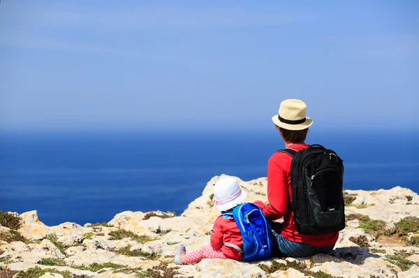 Father and little daughter hiking in mountains — Stock Photo, Image