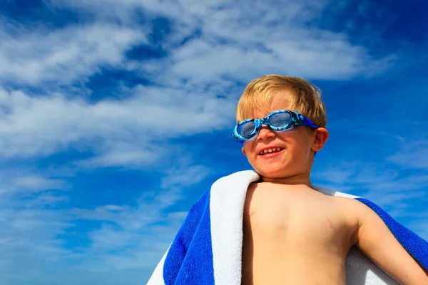 夏のビーチでの水泳ゴーグルに幸せな少年 — ストック写真