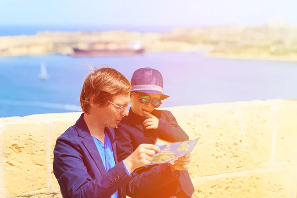 Père et petit fils regardant la carte, voyage en famille — Photo