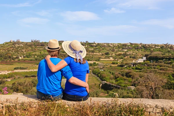 Happy loving couple on vacation in the country — Stock Photo, Image