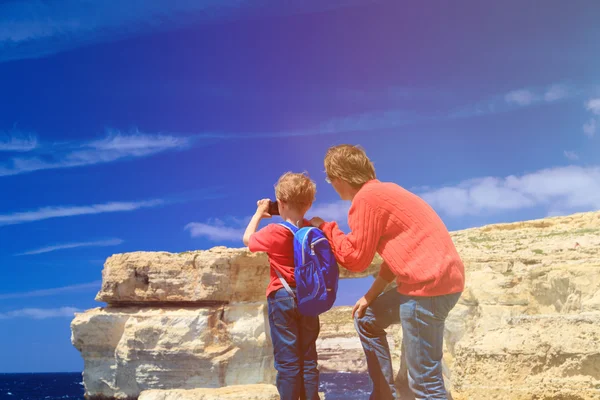 Padre e hijo haciendo foto de Azure Window en la isla de Gozo — Foto de Stock