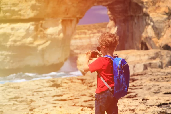 Маленький мальчик фотографирует лазурное окно на острове Гозо — стоковое фото