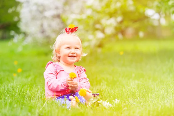 Linda niña con flores en la naturaleza de primavera — Foto de Stock