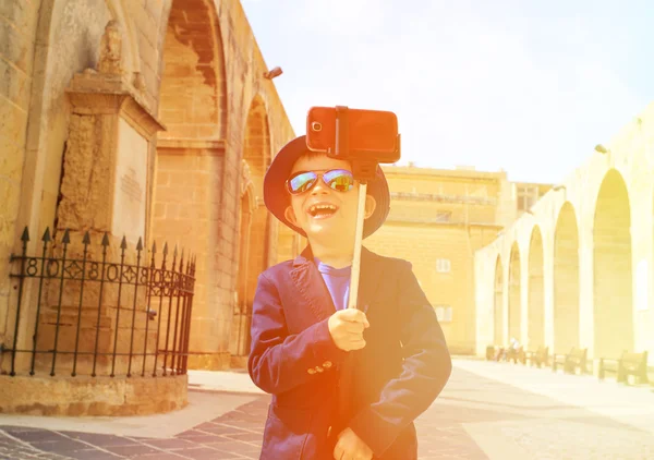 Chlapeček selfie vyfotit při cestování v Evropě Stock Fotografie