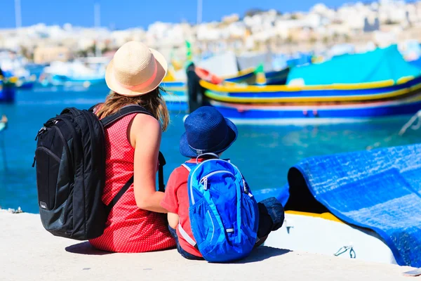 Matka a syn, při pohledu na tradiční lodě na Maltě Stock Snímky