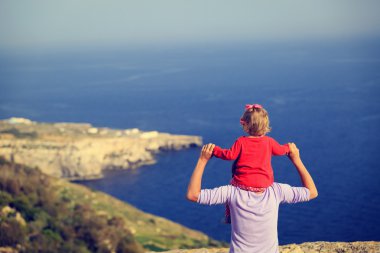 Anne ve küçük kızı gökyüzü yaz Plajı'nda oynamak
