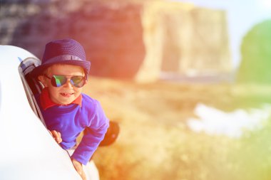 mutlu küçük çocuk yaz tatile arabayla seyahat