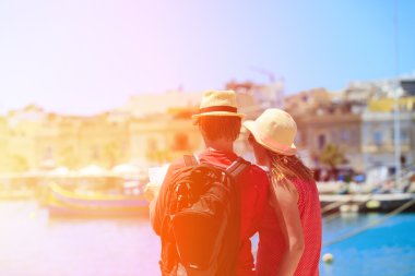 harita seyahat Malta'da iken turist Çift