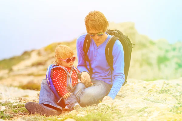 Отец и маленькая дочь, путешествующие в горах — стоковое фото