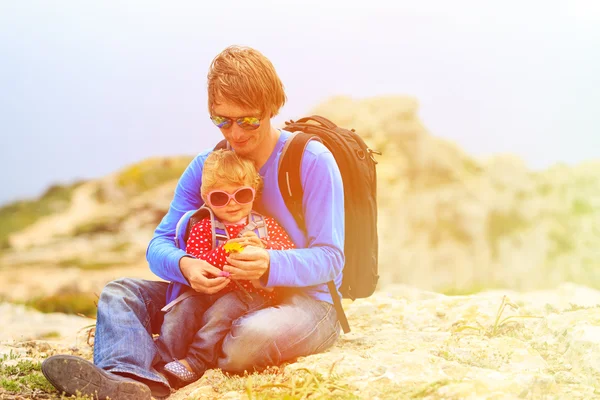 Отец и маленькая дочь, путешествующие в горах — стоковое фото