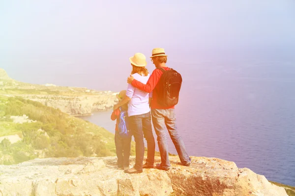 Familia con niños pequeños viajan en montañas escénicas —  Fotos de Stock