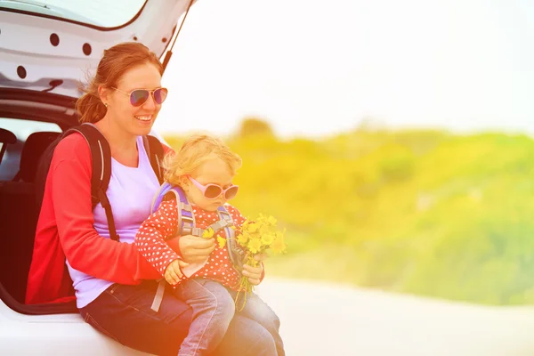 Mother and daughter travel by car — Stock Photo, Image