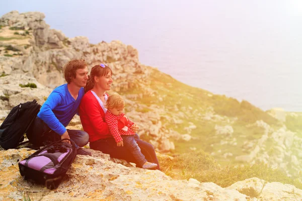 Famille avec petit enfant voyage dans les montagnes — Photo