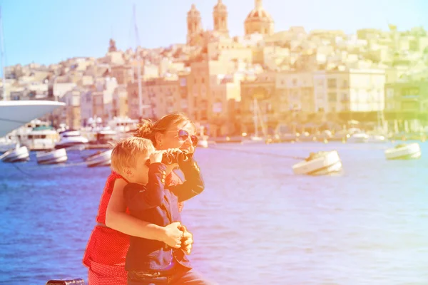 Madre e hijo viajan en Malta, Europa —  Fotos de Stock