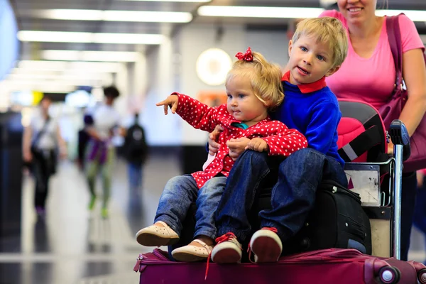 Liten pojke och småbarn flicka resa på flygplatsen — Stockfoto