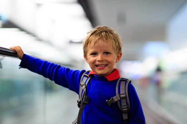 Маленький хлопчик стоїть на рухомому ескалаторі — стокове фото