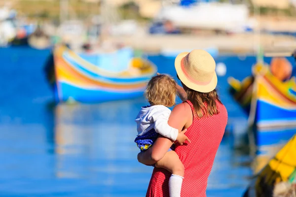 Мать и дочь смотрят на традиционные лодки на Мальте — стоковое фото