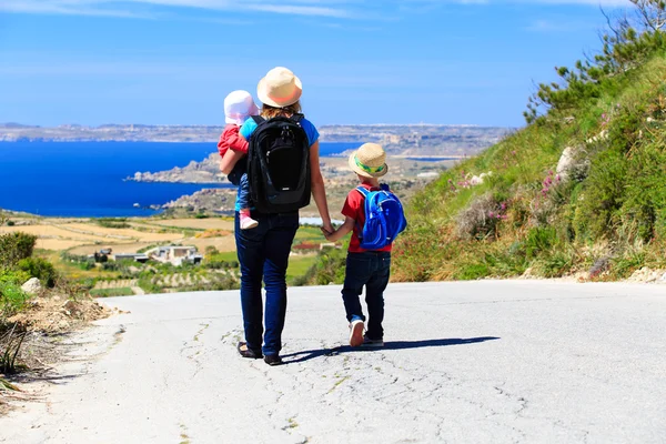 Madre con bambini viaggia su strada panoramica — Foto Stock