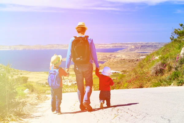 Padre con niños viajan por carretera escénica — Foto de Stock