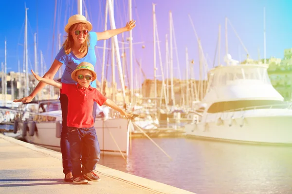 Moeder en zoon spelen in de haven van zomer reizen — Stockfoto