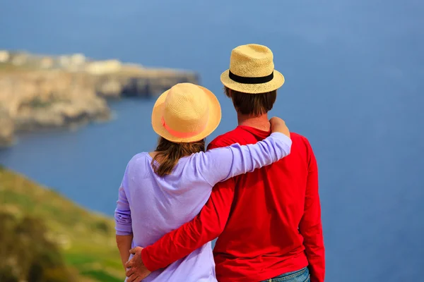 Giovane coppia amorevole in vacanza panoramica sul mare — Foto Stock