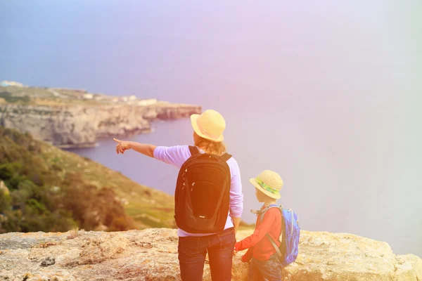 Madre e hijo mirando las montañas en verano — Foto de Stock