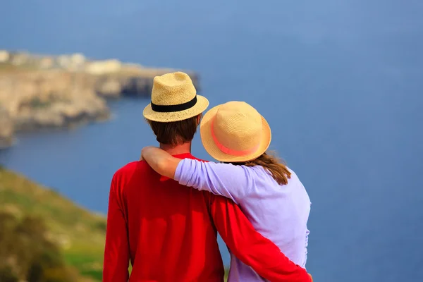 Giovane coppia amorevole in vacanza panoramica sul mare — Foto Stock