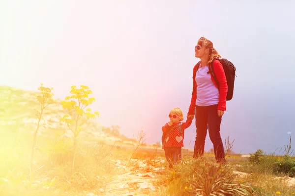 Mor med lille datter rejser i bjergene - Stock-foto