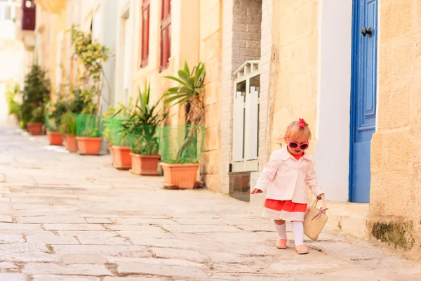 Linda niña caminando por la calle de Malta — Foto de Stock