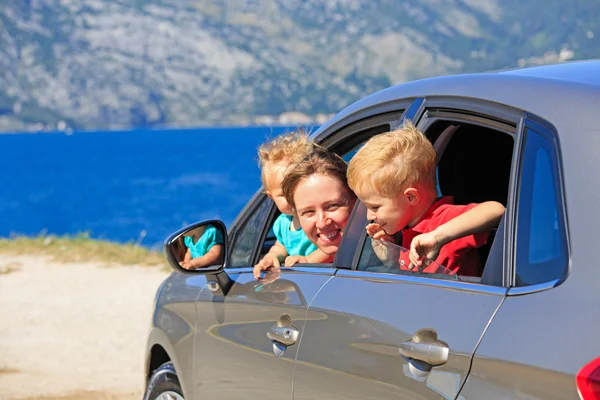 Mother with two kids travel by car — Stock Photo, Image