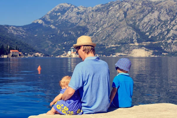 Pappa med barn tittar på utsikten i Perast — Stockfoto