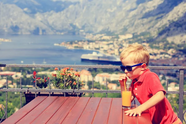 Liten pojke dricka saft i café — Stockfoto