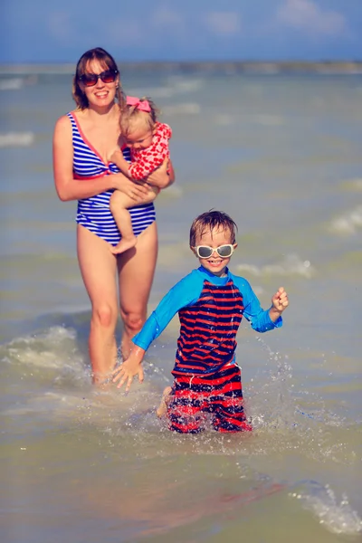 Mãe com dois filhos se divertindo no mar de verão — Fotografia de Stock