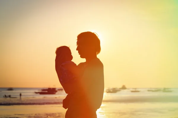 Silhouettes père et petite fille sur la plage — Photo