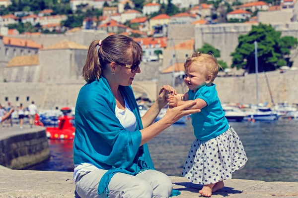 Madre e hija pequeña en Dubrovnik, Croacia — Foto de Stock