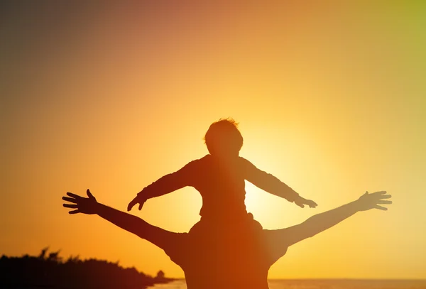 Pai e filho se divertindo no pôr do sol — Fotografia de Stock