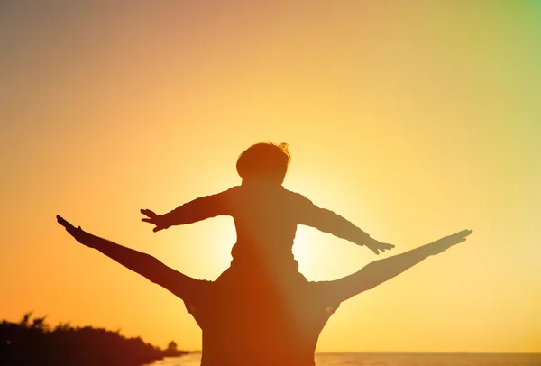 Père et fils s'amusent au coucher du soleil — Photo