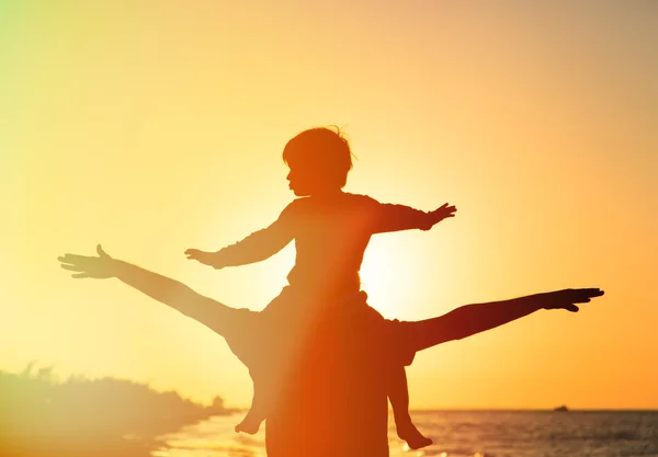 Pai e filho se divertindo no pôr do sol — Fotografia de Stock