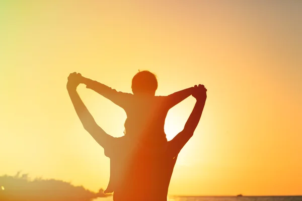 Vader en zoon plezier op zonsondergang — Stockfoto